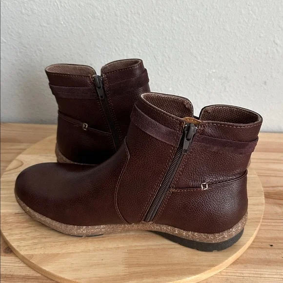 BOC by Born Womens Addi Flat Heel Booties - Picture 2 of 5